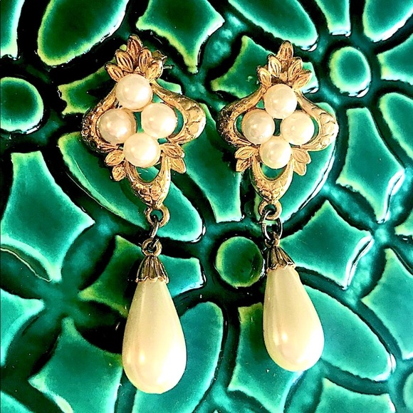 Vintage 1980s Ornate Tear Drop Pearl and Gold tone Dangle Earrings - Picture 6 of 9